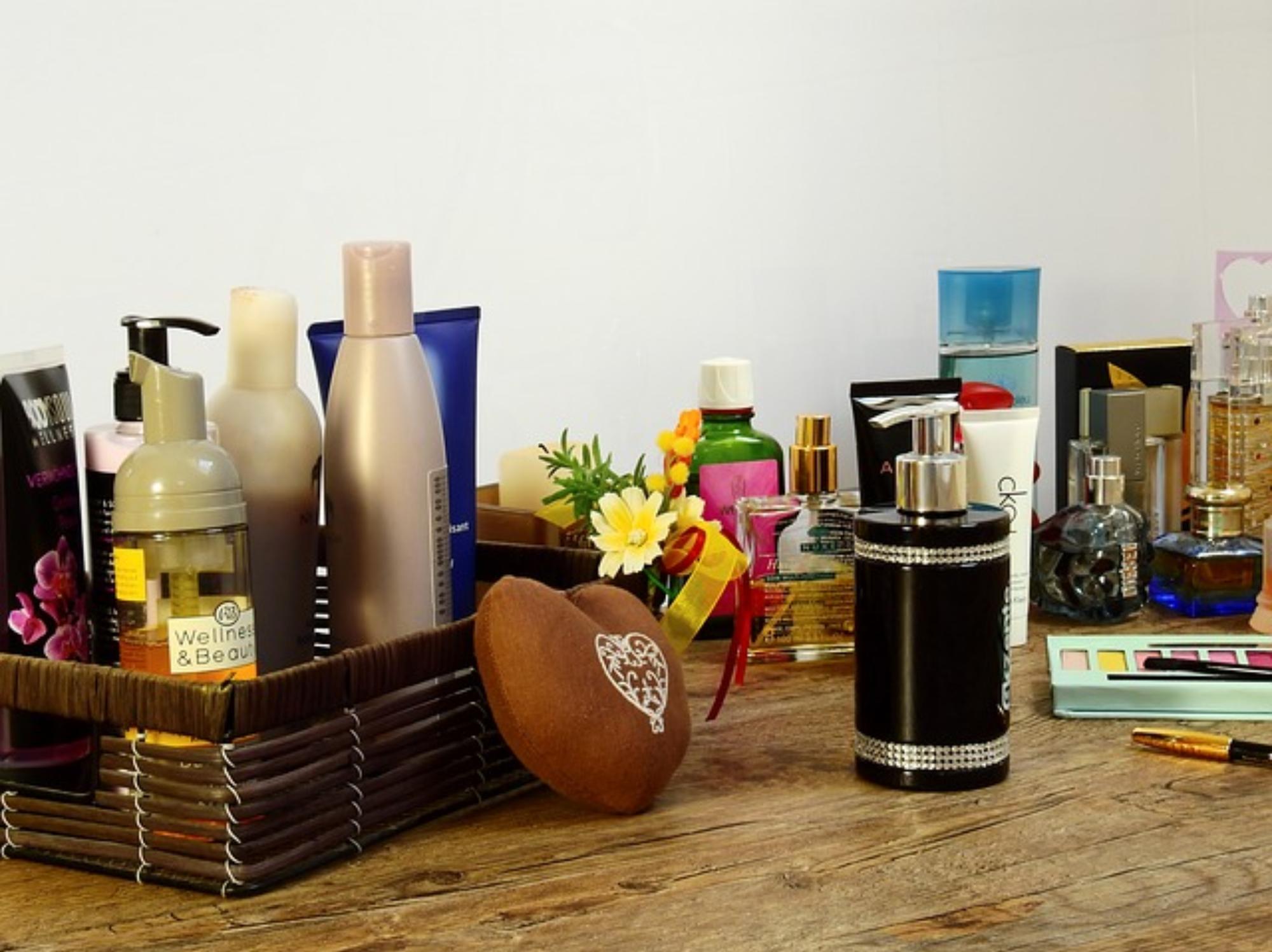 Gdzie nakładać perfumy, żeby pachnieć cały dzień?
